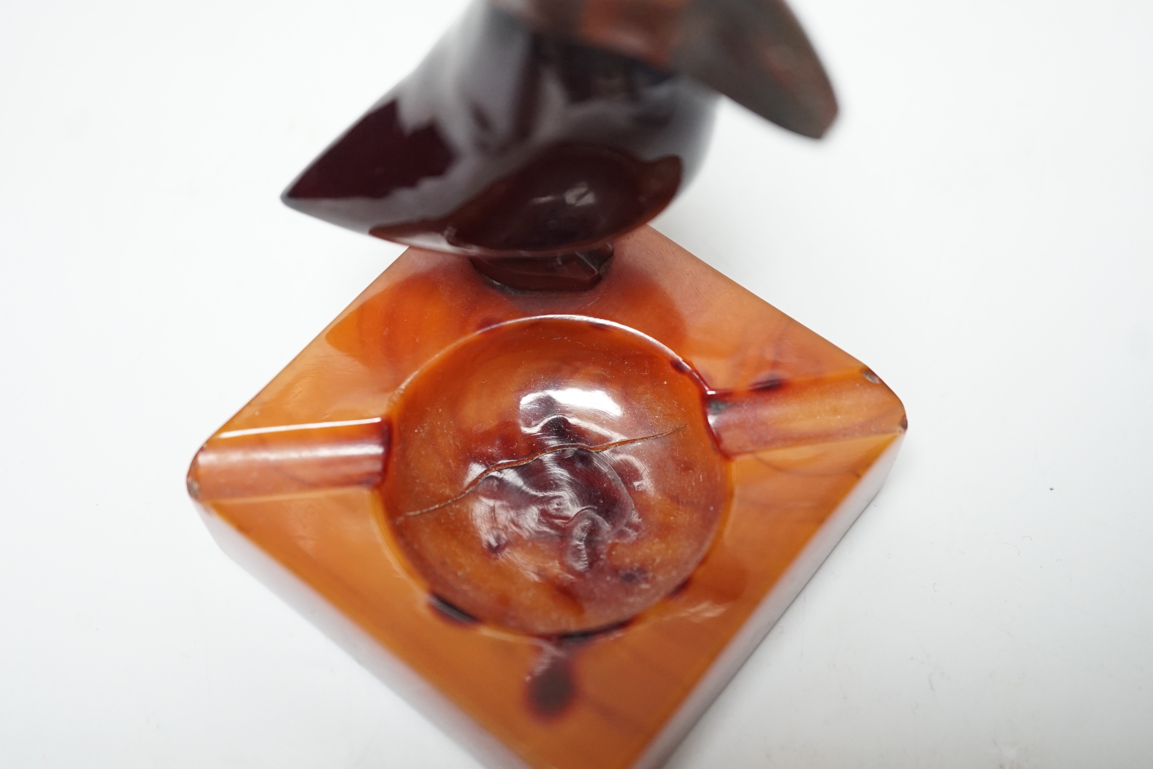 A cherry amber Bakelite and butterscotch phenolic YZ style bird ashtray, 10cm